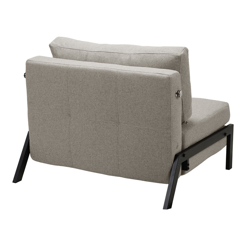 Модерна, естетска и уникатна лоунџ фотелја на расклопување Armchair-Bed Sapic обложена со премиум беж ткаенина, зајакната паметна шасија и стабилни црни метални ногарки