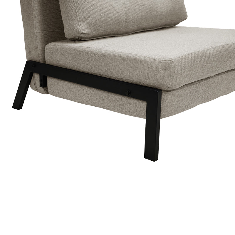 Модерна, естетска и уникатна лоунџ фотелја на расклопување Armchair-Bed Sapic обложена со премиум беж ткаенина, зајакната паметна шасија и стабилни црни метални ногарки
