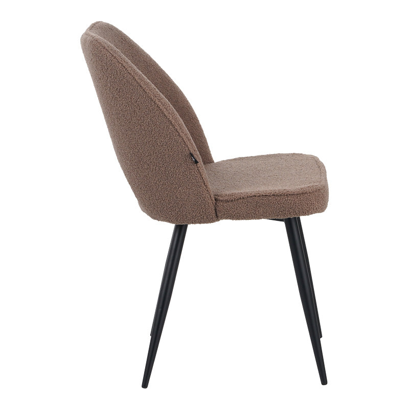 Модерна тапацирана лоунџ трпезариска столица Chair Xenin изработена од луксузно меко капучино букле со стабилни мат црни метални ногарки