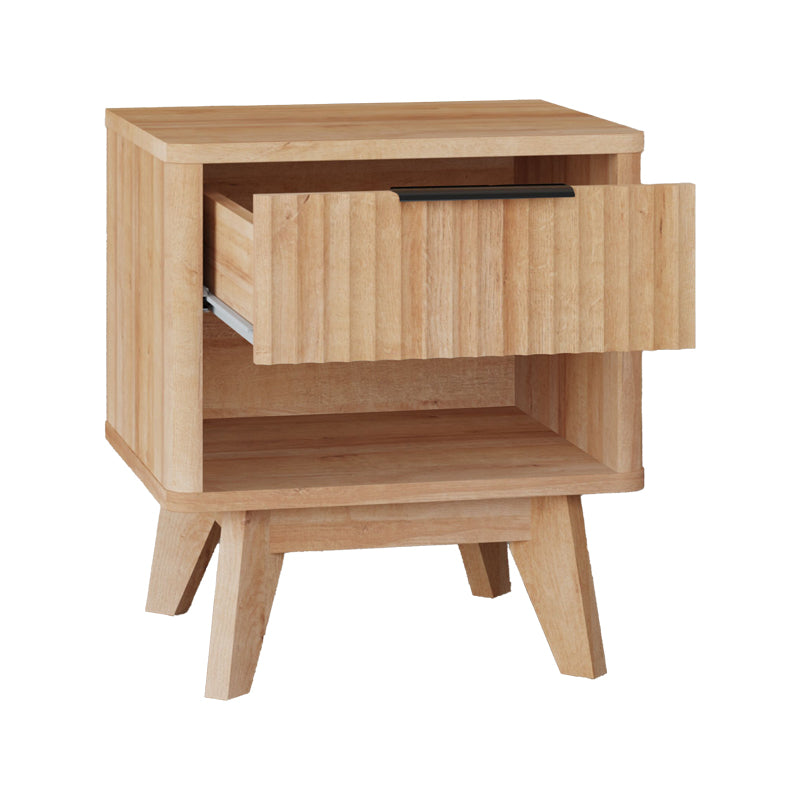 Модерно, естетско и уникатно ноќно комодинче Bed Side Table Sela во природна нијанса на дрво со мазна површина, практична фиока и стабилна паметна архитектура