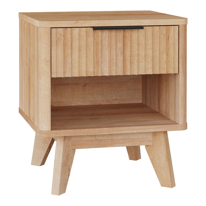 Модерно, естетско и уникатно ноќно комодинче Bed Side Table Sela во природна нијанса на дрво со мазна површина, практична фиока и стабилна паметна архитектура