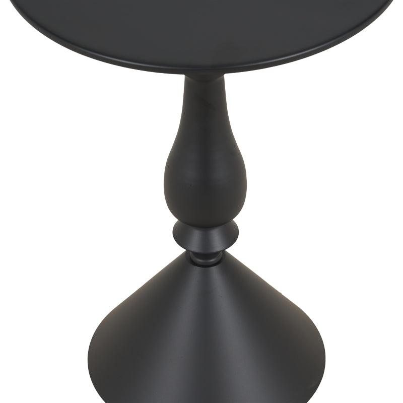 Модерна тркалезна странична масичка Side Table Vedare изработена од цврст структурен метал во мат црна боја, со паметна геометриска основа и тенок лоунџ профил