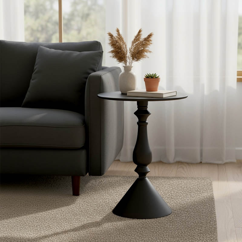 Модерна тркалезна странична масичка Side Table Vedare изработена од цврст структурен метал во мат црна боја, со паметна геометриска основа и тенок лоунџ профил