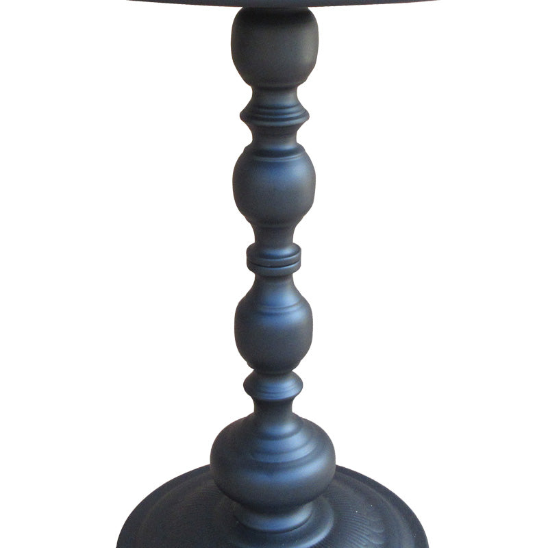 Модерна тркалезна странична масичка Side Table Vedax изработена од цврст структурен метал во мат црна боја, со паметна геометриска основа и тенок лоунџ профил