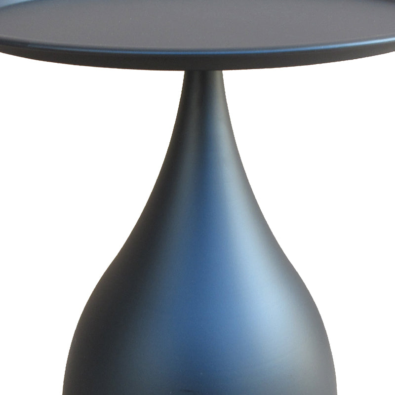 Модерна компактна странична масичка Side Table Vedaum изработена од цврст структурен метал во мат црна боја, со паметна геометриска основа и низок лоунџ профил