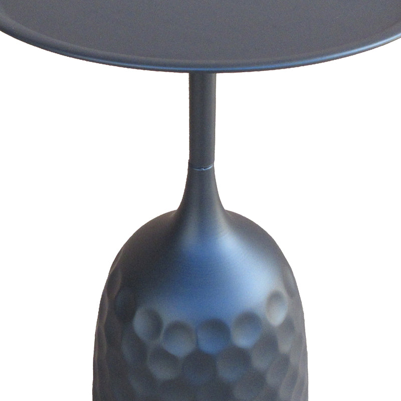 Модерна висока странична масичка Side Table Vedate изработена од цврст структурен метал во мат црна боја, со паметна геометриска основа и тенок лоунџ профил