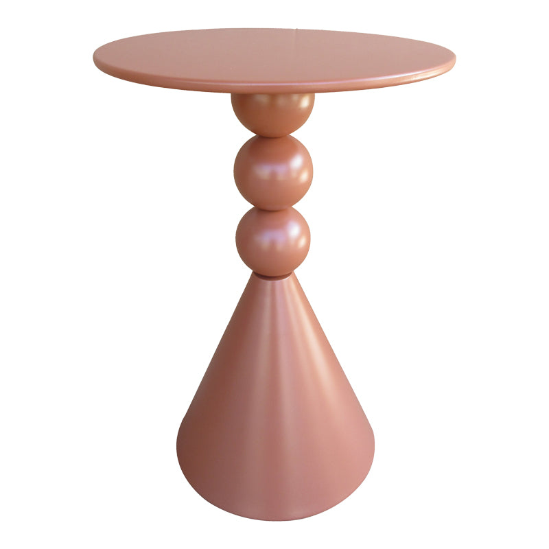 Модерна висока странична масичка Side Table Vedasa изработена од цврст структурен метал во топла земјена теракота боја, со паметна геометриска основа и тенок лоунџ профил
