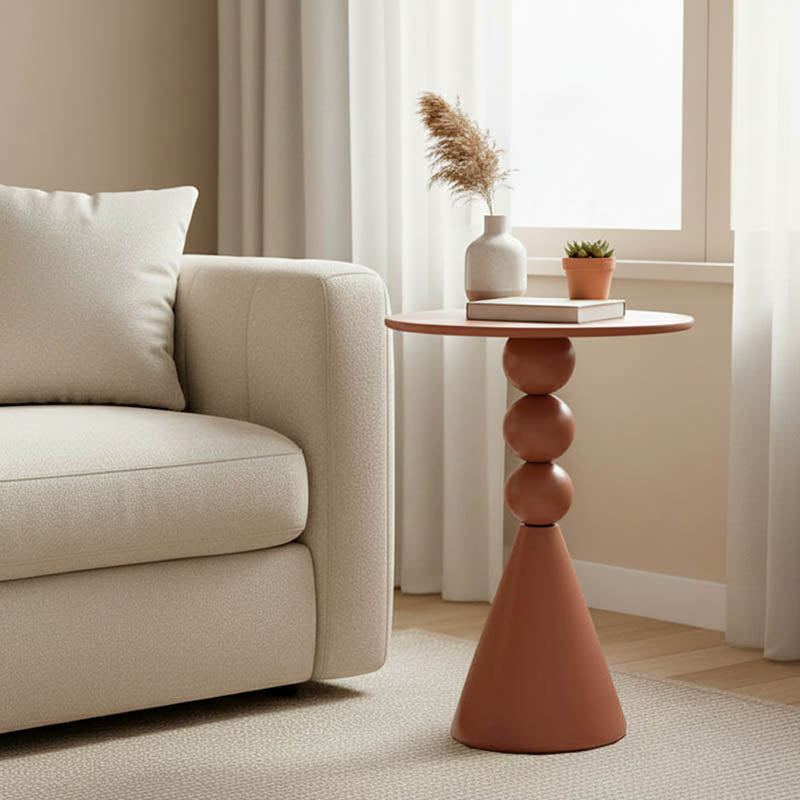 Модерна висока странична масичка Side Table Vedasa изработена од цврст структурен метал во топла земјена теракота боја, со паметна геометриска основа и тенок лоунџ профил