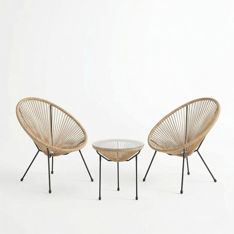 Модерен и луксузен 3-делен градинарски сет Outdoor Lounge Chair Set Umberar кој вклучува две удобни лоунџ фотелји од натур PE ратан и компактна тркалезна масичка врз стабилни црни метални ногарки
