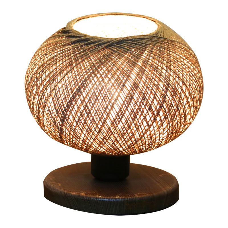 Модерна столна ламба Yarus со цилиндричен беж абажур и стабилна црна архитектонска база во компактна димензија од 20x30 cm