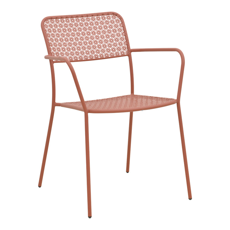 Елегантна метална фотелја Stackable Armchair Vale во топла теракота боја, со ергономски наслони за раце, чисти линии и функција за паметно редење една во друга