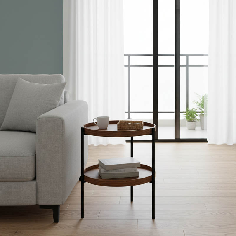 Модерна, естетска и уникатна тркалезна помошна масичка Side table Icoic со горна плоча во богата орев нијанса на дрво и минималистичка црна метална структура