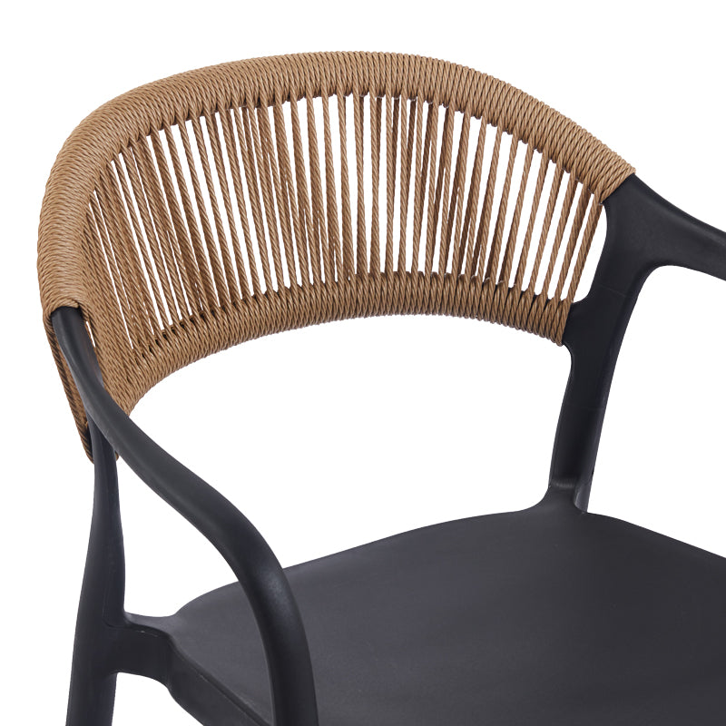 Модерна лоунџ фотелја Stackable Armchair Vedane во длабока мат црна боја со ергономски потпирач во природен натур PE ратан декор и стакабилна структура што штеди простор