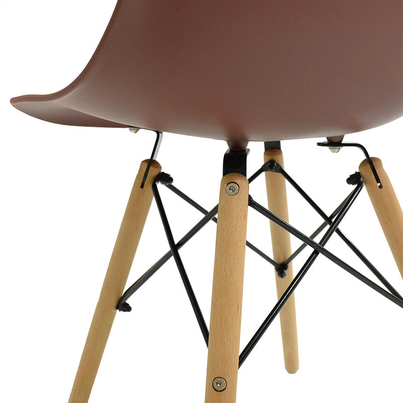 Модерно трпезариско столче Chair Halon со ергономско кафеаво седиште и стабилни ногарки од природно дрво во скандинавски стил