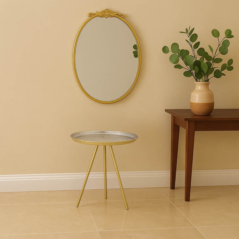 Модерна, естетска и уникатна тркалезна помошна масичка Side table Halic со луксузна златна метална структура и фино обработена софистицирана горна плоча