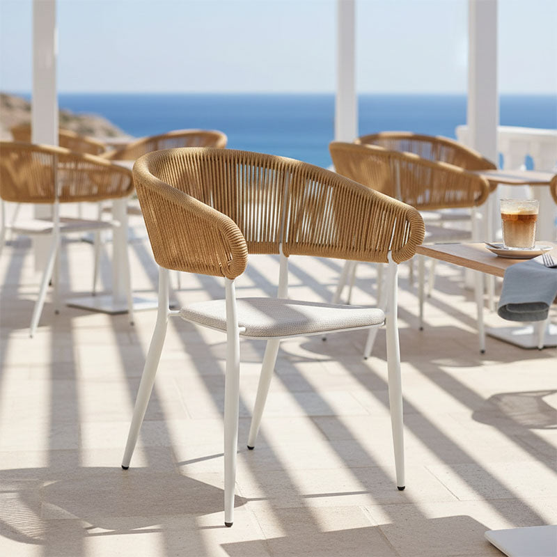 Модерна, естетска и уникатна лоунџ фотелја Aluminum armchair Jarrahic со цврста бела алуминиумска рамка и густо ткаено Textilene платно во топла нијанса на природен ратан