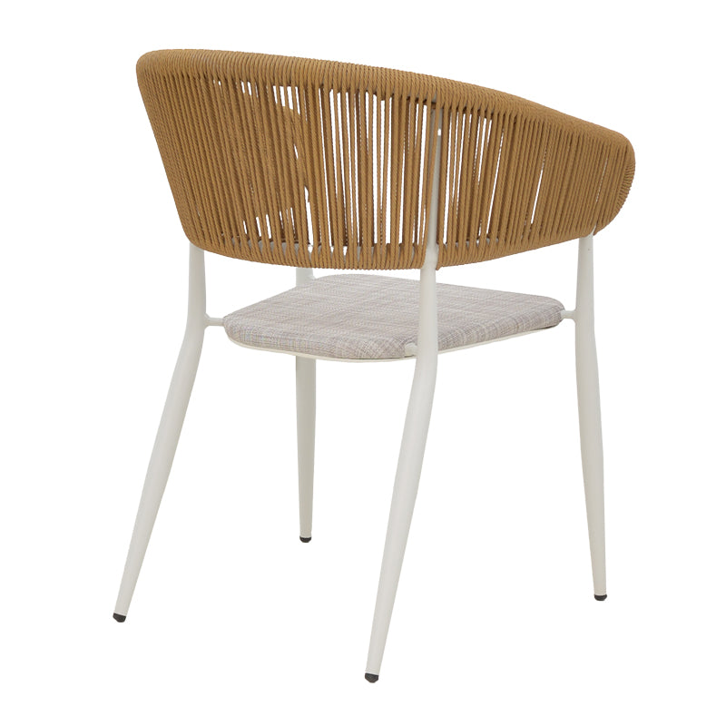 Модерна, естетска и уникатна лоунџ фотелја Aluminum armchair Jarrahic со цврста бела алуминиумска рамка и густо ткаено Textilene платно во топла нијанса на природен ратан