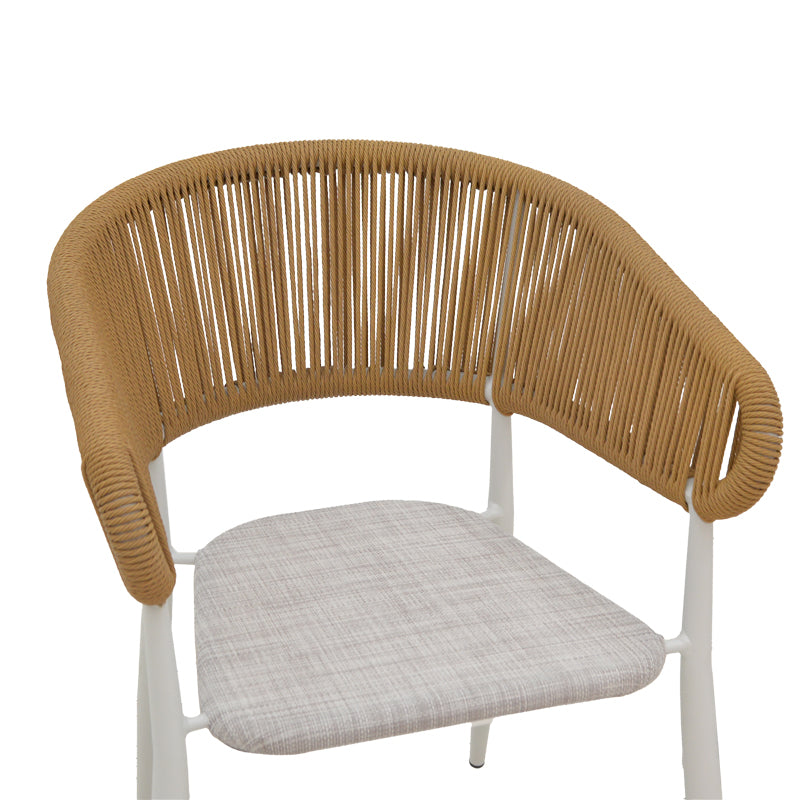 Модерна, естетска и уникатна лоунџ фотелја Aluminum armchair Jarrahic со цврста бела алуминиумска рамка и густо ткаено Textilene платно во топла нијанса на природен ратан