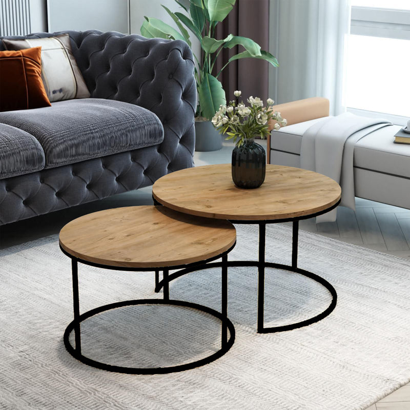 Модерен, естетски и уникатен сет од две клуб масички Coffee tables Laras со горна плоча во природен топол дрвен декор и геометриски црни метални ногарки