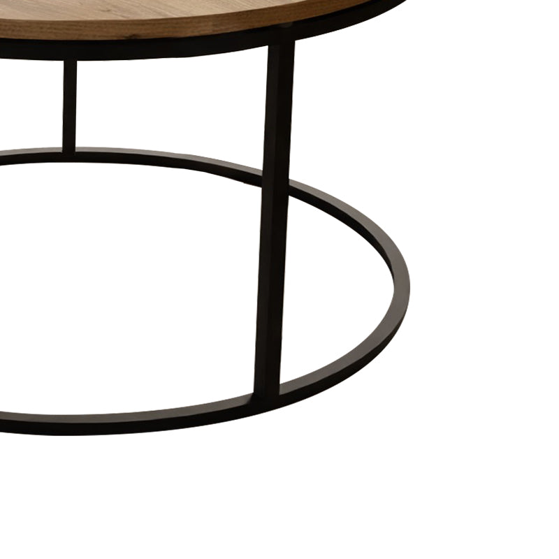 Модерна, естетска и уникатна тркалезна клуб маса Coffee table Laret со горна плоча во топол дрвен декор на даб и стабилна црна метална база