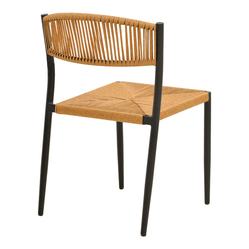 Модерна лоунџ столица Stackable Chair Varna со црна лесна алуминиумска рамка и плетено ергономско седиште од премиум натур PE ратан со функција за редење