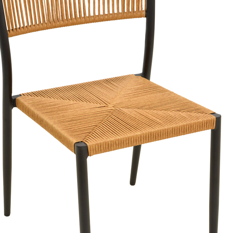 Модерна лоунџ столица Stackable Chair Varna со црна лесна алуминиумска рамка и плетено ергономско седиште од премиум натур PE ратан со функција за редење