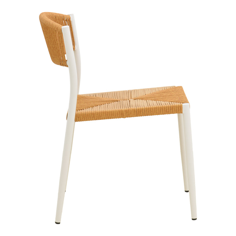 Модерна лоунџ фотелја Stackable Armchair Varnaic со бела лесна алуминиумска рамка, интегрирани наслони за раце и плетено седиште од премиум натур PE ратан со функција за редење
