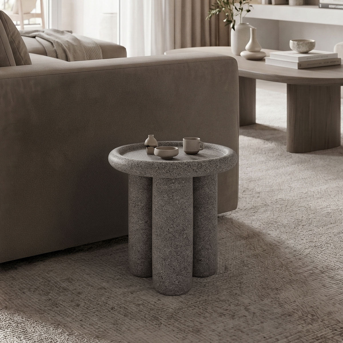 Модерна, естетска и уникатна цилиндрична помошна масичка Side Table Tally од зајакнат бетон во софистицирана сива нијанса со стабилна монолитна база и мазна мат текстура
