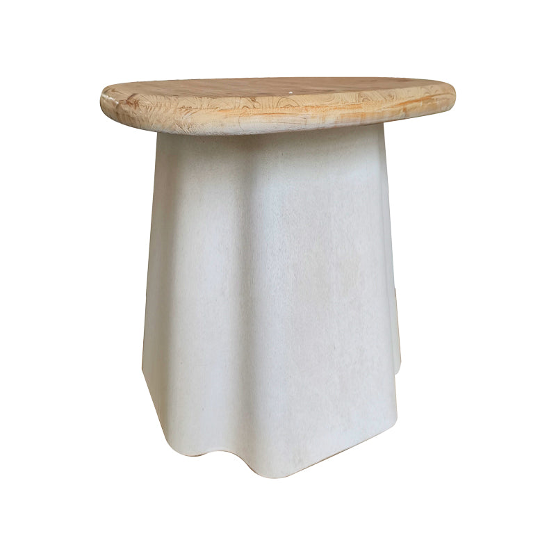 Модерна, естетска и уникатна тркалезна помошна маса Side Table Rhodesic со горна површина во природна нијанса на дрво и зајакната естетска шасија во екри боја
