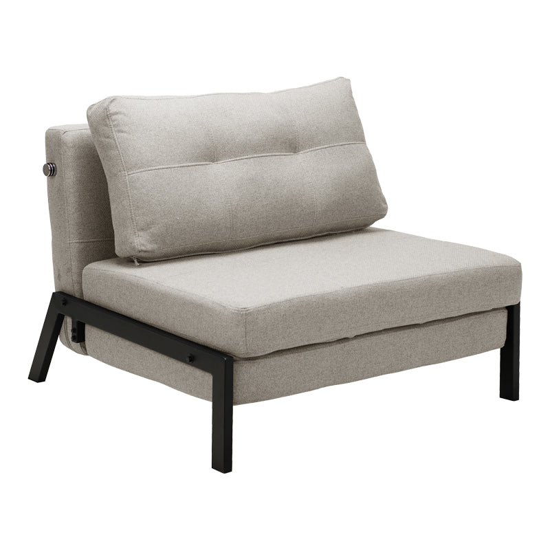 Модерна, естетска и уникатна лоунџ фотелја на расклопување Armchair-Bed Sapic обложена со премиум беж ткаенина, зајакната паметна шасија и стабилни црни метални ногарки