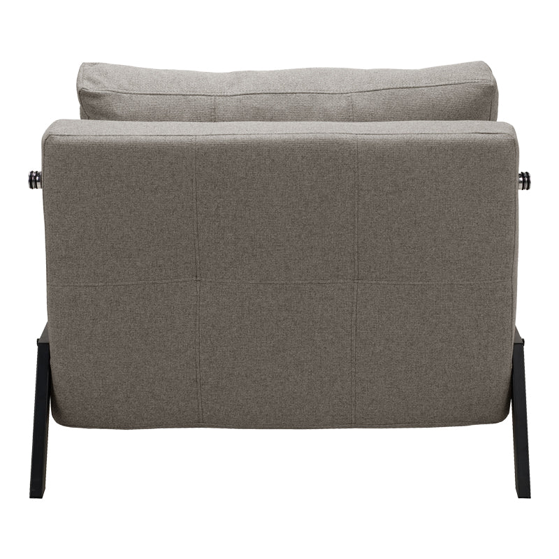 Модерна, естетска и уникатна лоунџ фотелја на расклопување Armchair-Bed Sapic обложена со премиум беж ткаенина, зајакната паметна шасија и стабилни црни метални ногарки