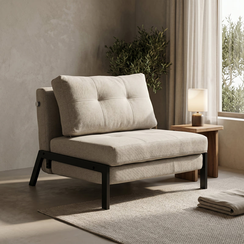 Модерна, естетска и уникатна лоунџ фотелја на расклопување Armchair-Bed Sapic обложена со премиум беж ткаенина, зајакната паметна шасија и стабилни црни метални ногарки