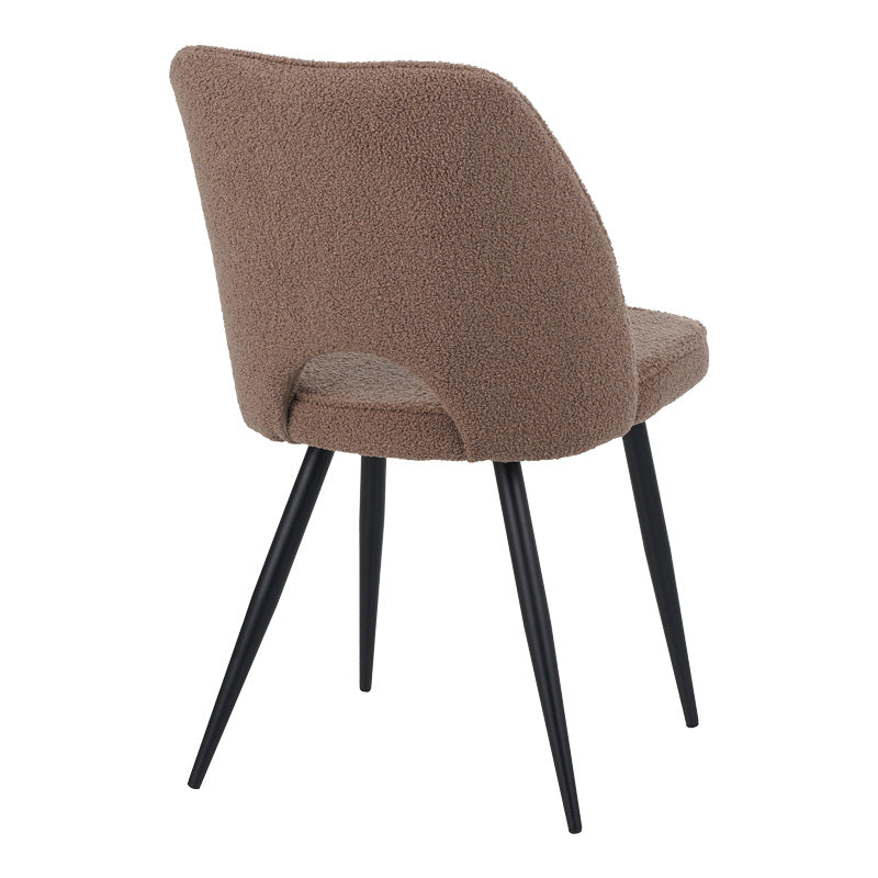 Модерна тапацирана лоунџ трпезариска столица Chair Xenin изработена од луксузно меко капучино букле со стабилни мат црни метални ногарки
