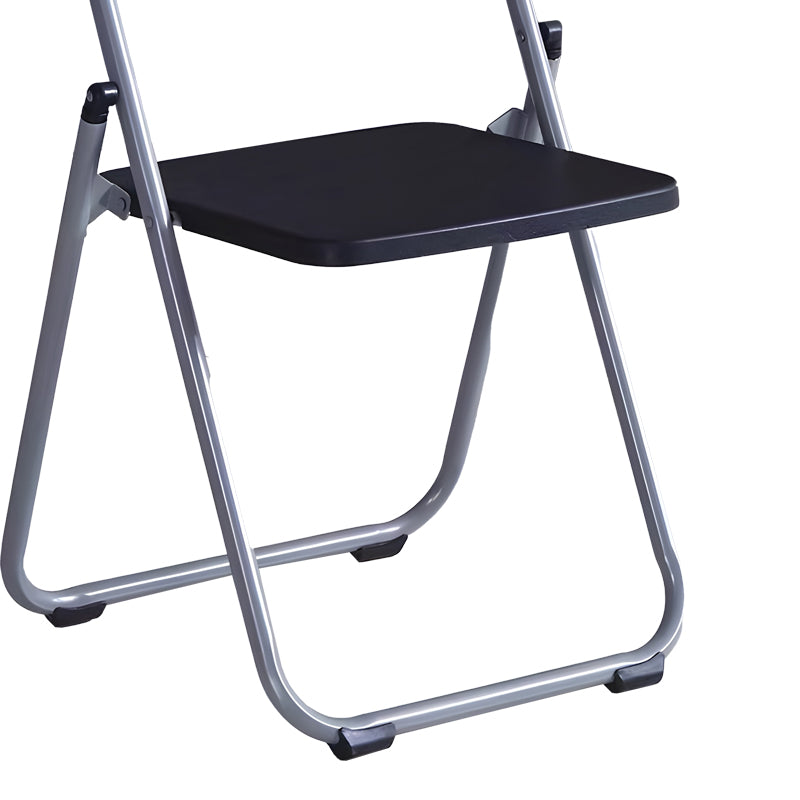 Модерен, естетски и уникатен преклопен стол Foldable chair Oasic со седиште од зајакнат црн полипропилен и лесна преклопна сребрена рамка