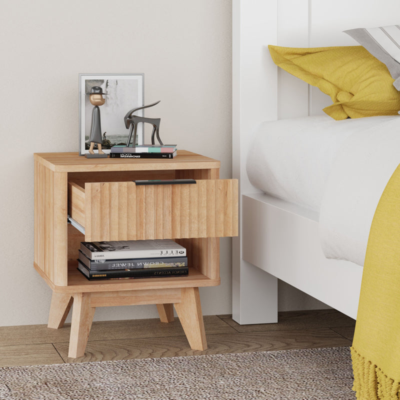 Модерно, естетско и уникатно ноќно комодинче Bed Side Table Sela во природна нијанса на дрво со мазна површина, практична фиока и стабилна паметна архитектура