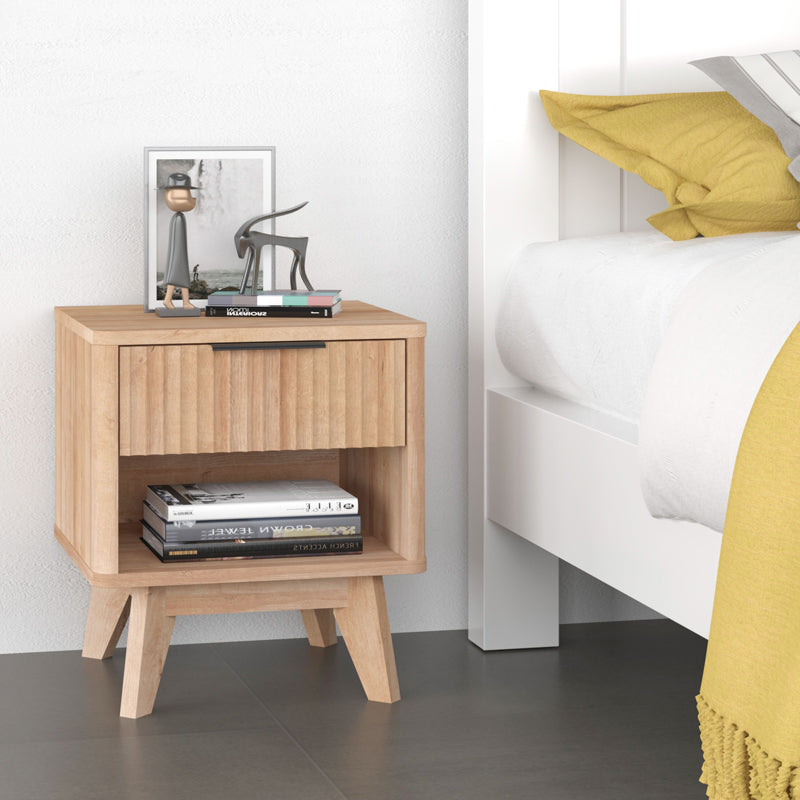 Модерно, естетско и уникатно ноќно комодинче Bed Side Table Sela во природна нијанса на дрво со мазна површина, практична фиока и стабилна паметна архитектура