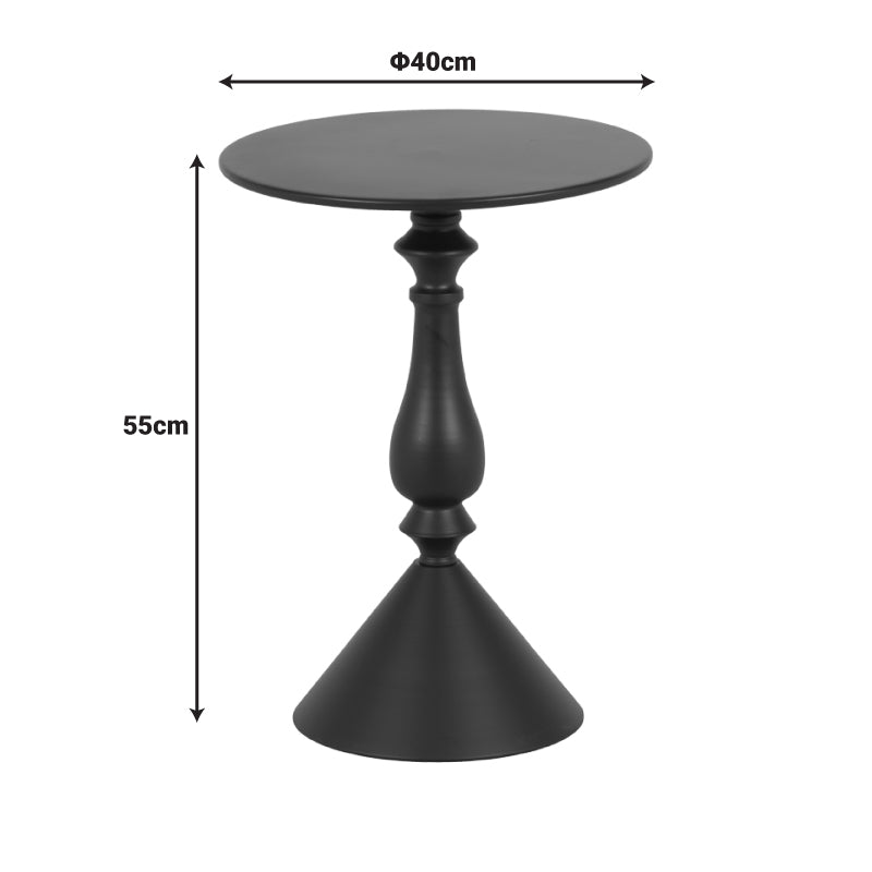 Модерна тркалезна странична масичка Side Table Vedare изработена од цврст структурен метал во мат црна боја, со паметна геометриска основа и тенок лоунџ профил