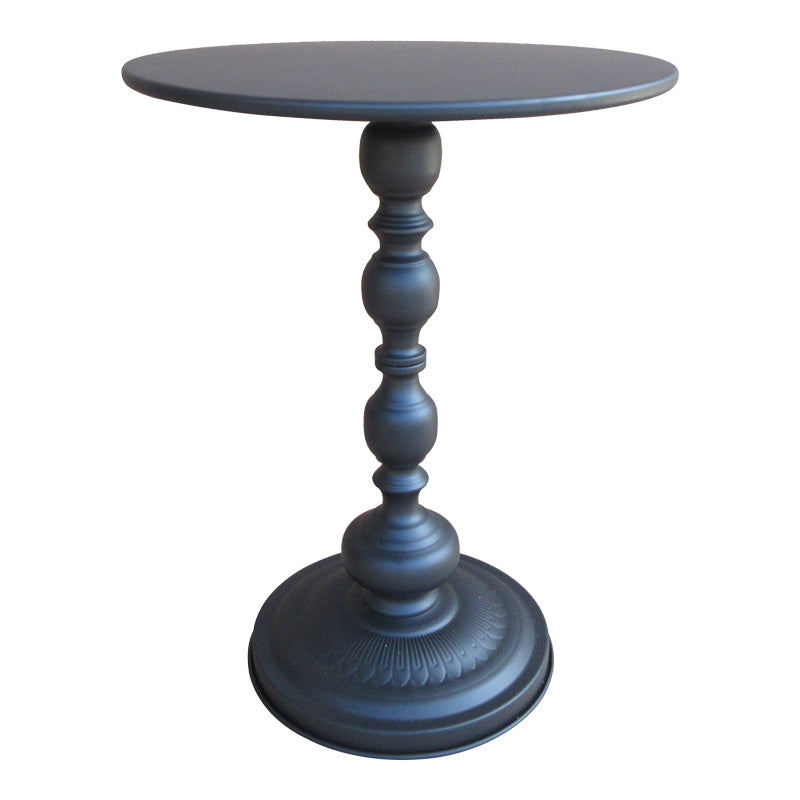 Модерна тркалезна странична масичка Side Table Vedax изработена од цврст структурен метал во мат црна боја, со паметна геометриска основа и тенок лоунџ профил