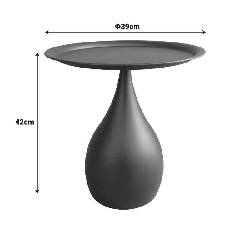 Модерна компактна странична масичка Side Table Vedaum изработена од цврст структурен метал во мат црна боја, со паметна геометриска основа и низок лоунџ профил