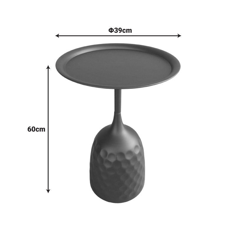 Модерна висока странична масичка Side Table Vedate изработена од цврст структурен метал во мат црна боја, со паметна геометриска основа и тенок лоунџ профил