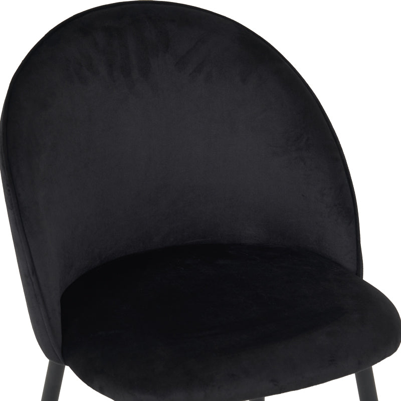 Модерна елегантна трпезариска столица Chair Walnut тапацирана со меко мат црно кадифе, со витки и засилени црни метални ногарки во минималистички стил