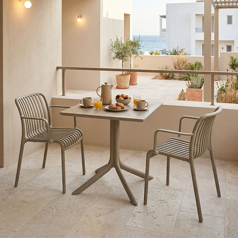 Модерен и паметен 3-делен трпезариски сет Dining Table Set Valic кој вклучува квадратна капучино маса со стабилна централна база и две ергономски лоунџ столици во иста нијанса