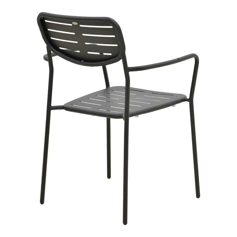 Елегантна црна метална фотелја Stackable Armchair Umberim со ергономски наслони за раце, чисти индустриски линии и функција за паметно редење една во друга