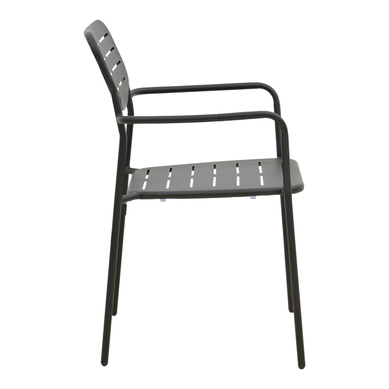 Елегантна црна метална фотелја Stackable Armchair Umberim со ергономски наслони за раце, чисти индустриски линии и функција за паметно редење една во друга
