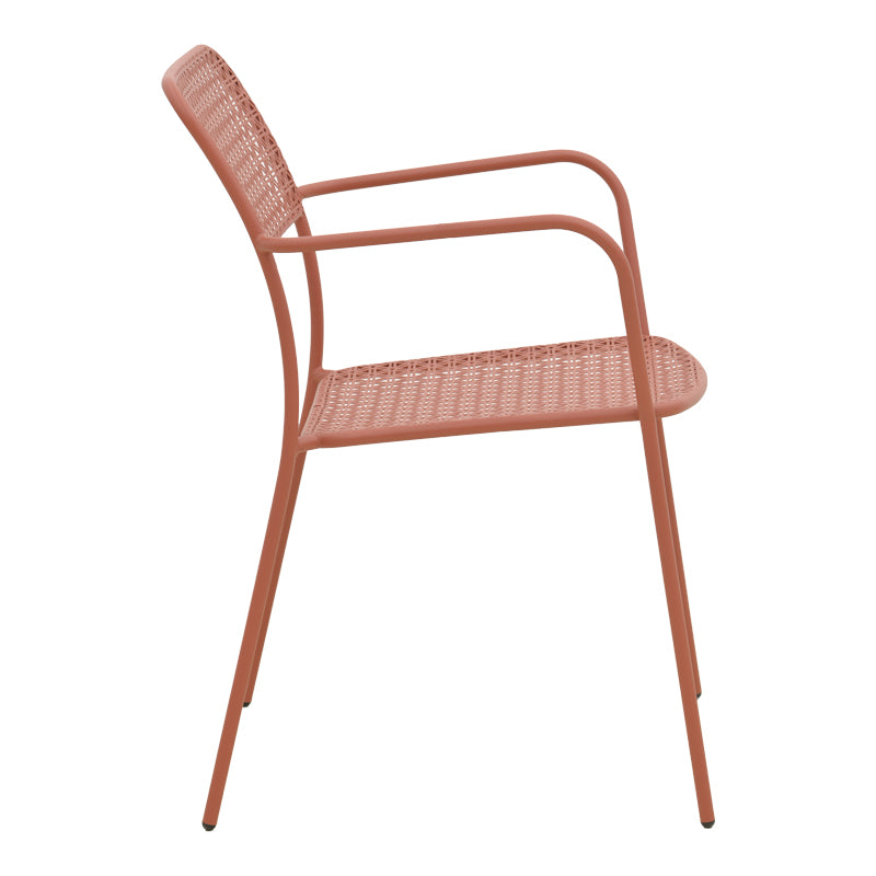 Елегантна метална фотелја Stackable Armchair Vale во топла теракота боја, со ергономски наслони за раце, чисти линии и функција за паметно редење една во друга