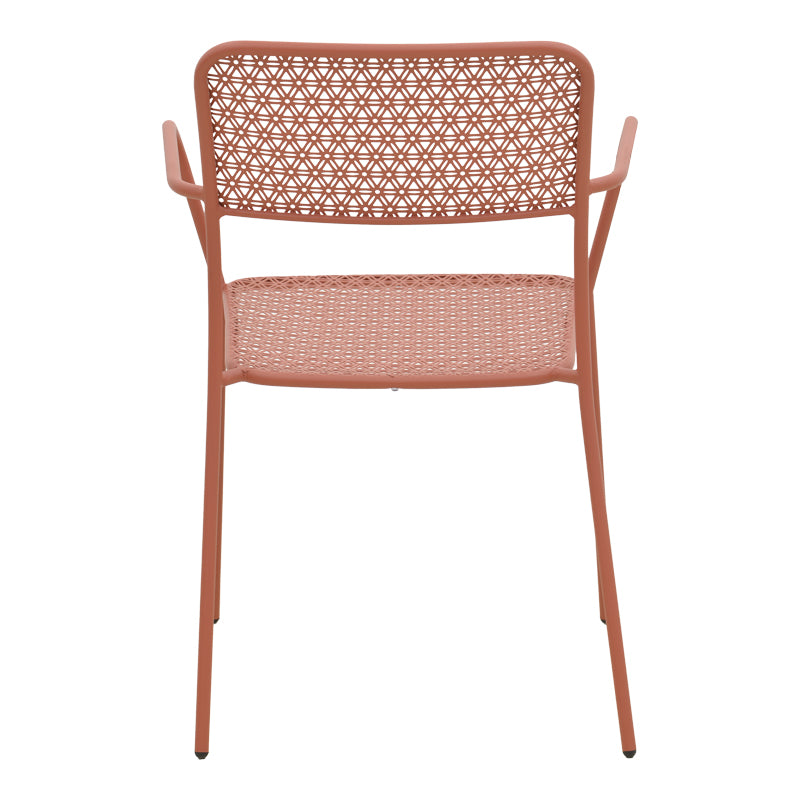 Елегантна метална фотелја Stackable Armchair Vale во топла теракота боја, со ергономски наслони за раце, чисти линии и функција за паметно редење една во друга