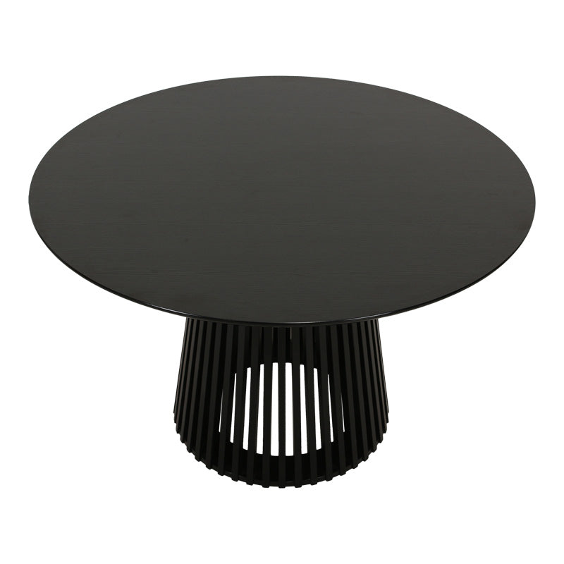 Модерна минималистичка трпезариска маса Table Wedge со кружна плоча од зајакнат мат црн медијапан и стабилна, геометриска лоунџ основа