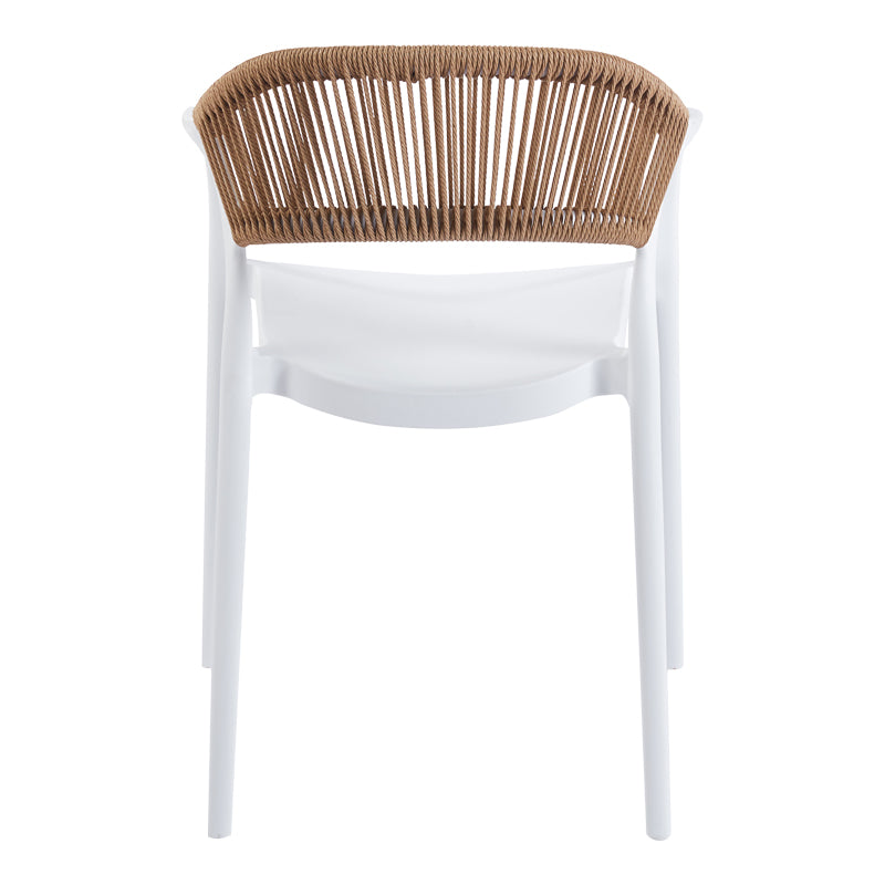 Модерна лоунџ фотелја Stackable Armchair Vedaly во чиста бела боја со ергономски потпирач во природен натур PE ратан декор и стакабилна структура што штеди простор