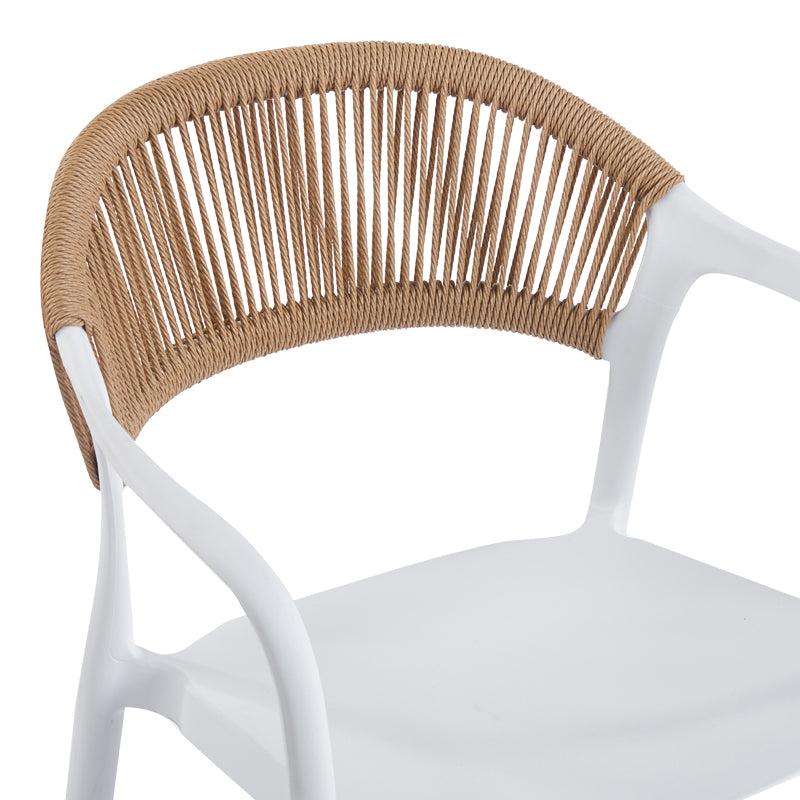 Модерна лоунџ фотелја Stackable Armchair Vedaly во чиста бела боја со ергономски потпирач во природен натур PE ратан декор и стакабилна структура што штеди простор