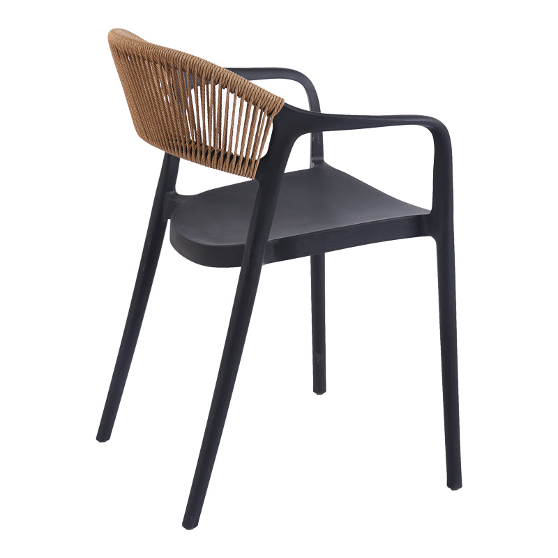 Модерна лоунџ фотелја Stackable Armchair Vedane во длабока мат црна боја со ергономски потпирач во природен натур PE ратан декор и стакабилна структура што штеди простор